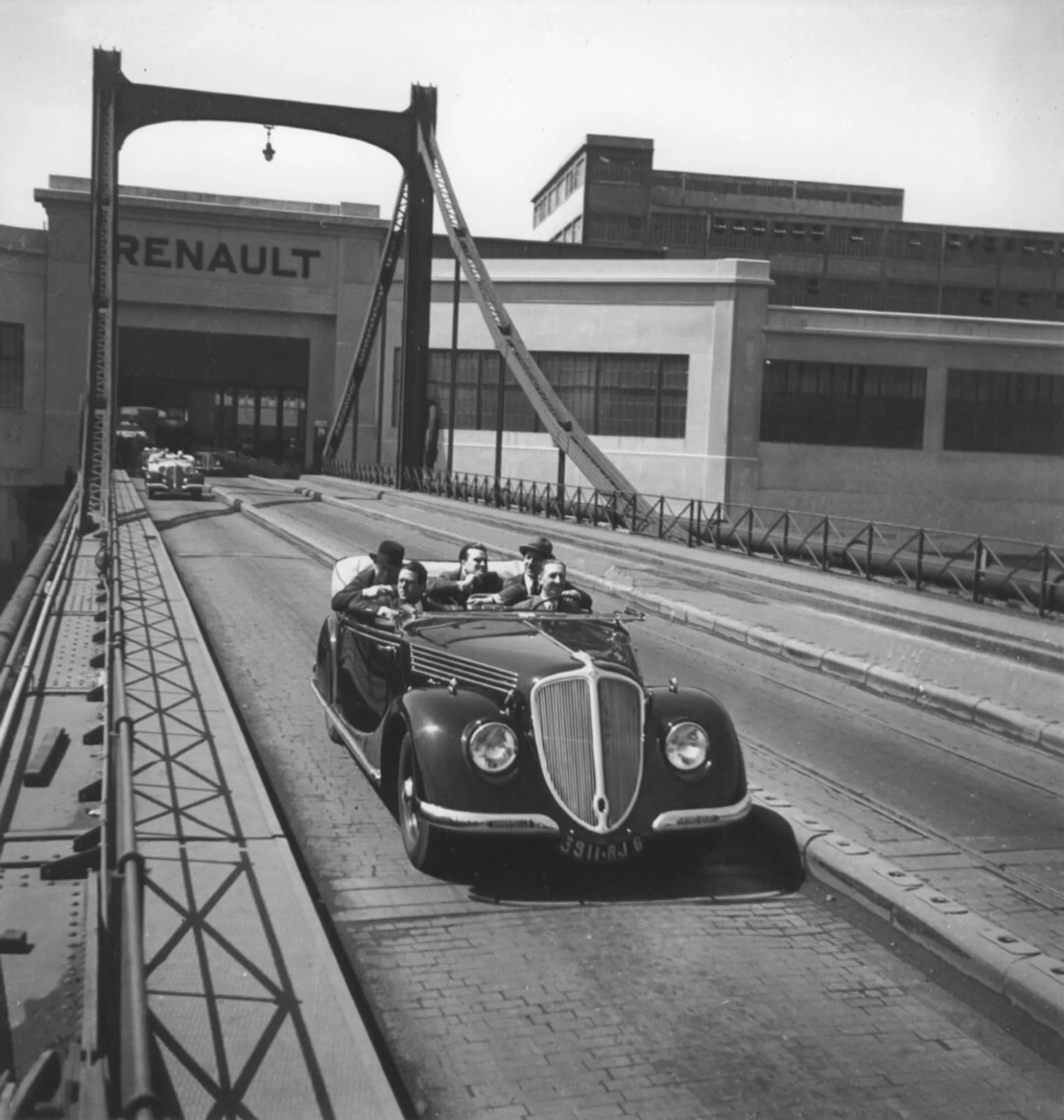 رينو في الحرب والسلم.. صنعت الدبابات صباحًا والسيارات مساءً رينو في الحرب والسلم