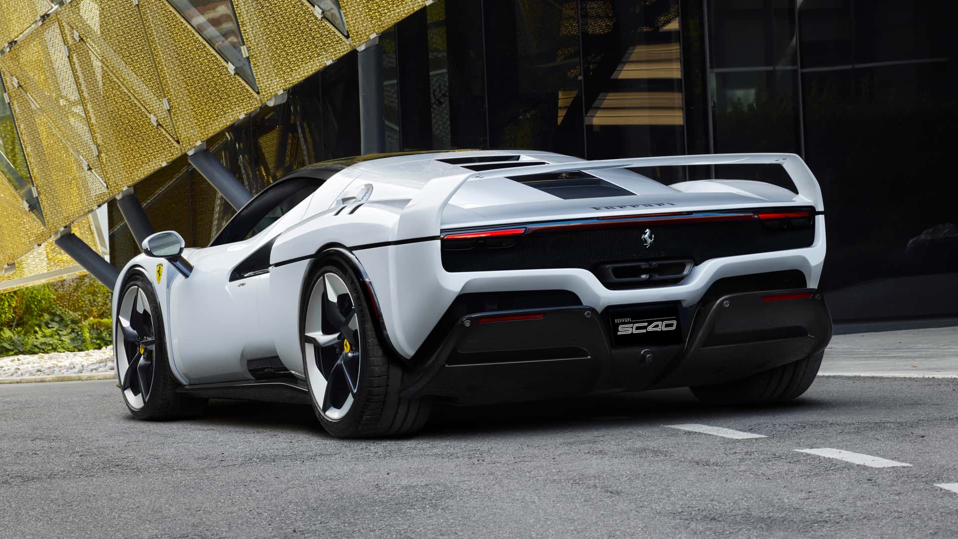 فيراري تعيد إحياء أسطورتها F40 في إصدار خاص حصري جداً 9