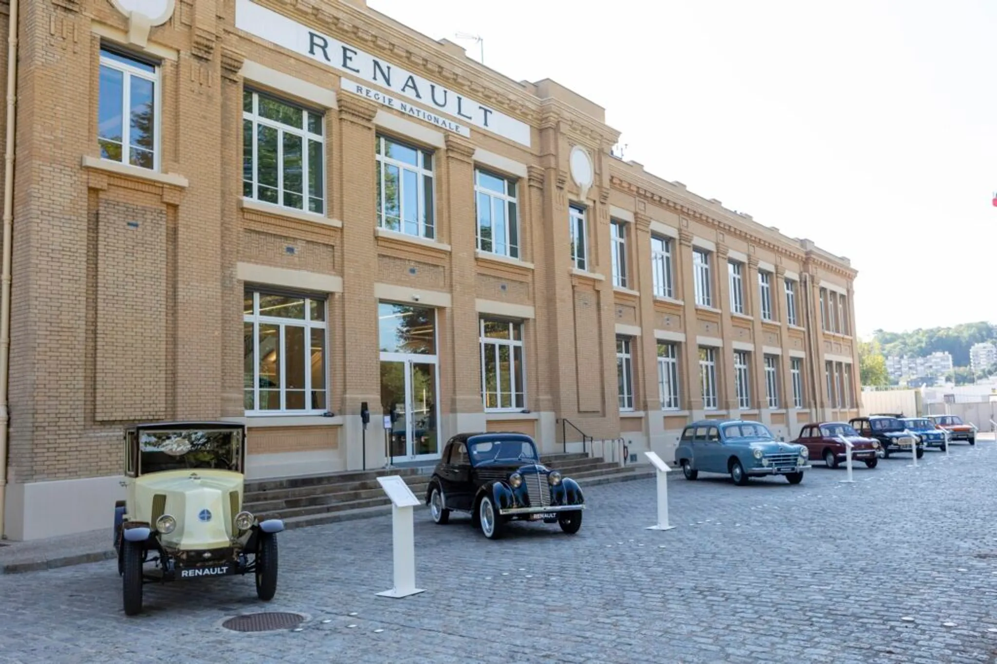 رينو في الحرب والسلم.. صنعت الدبابات صباحًا والسيارات مساءً رينو في الحرب والسلم.. صنعت الدبابات صباحًا والسيارات مساءً 3