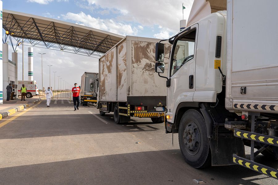 مخالفة إنعدام الإنارة الجانبية والسواتر بالشاحنات والمقطورات.. غرامة تصل إلى 2000 ريال مخالفة إنعدام الإنارة الجانبية والسواتر بالشاحنات