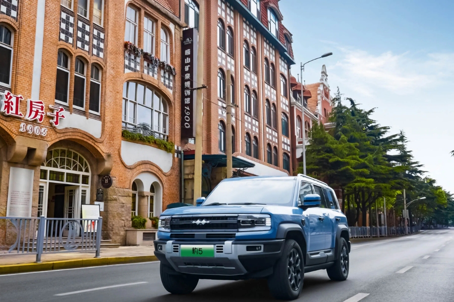 بي واي دي BYD ليوبارد 5 2025.. أداء كهربائي فاخر قادم من المستقبل بي واي دي BYD ليوبارد 5 2025 1