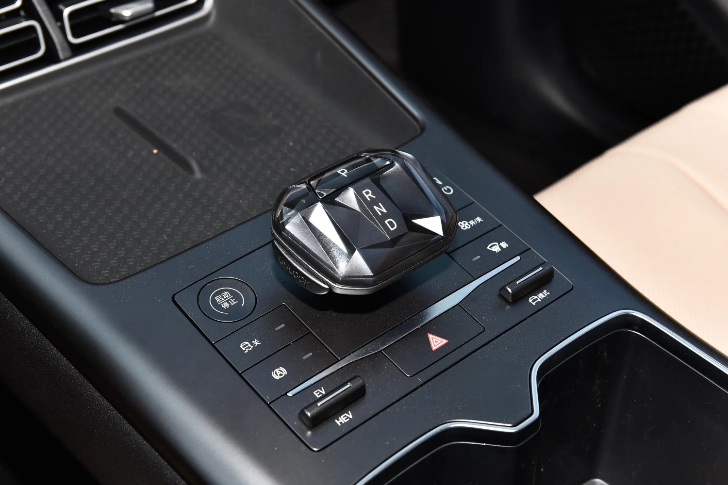 شاهد صور بي واي دي سونج برو 2025 الجديدة بتصميمها العصري صور بي واي دي سونج برو 2025 31