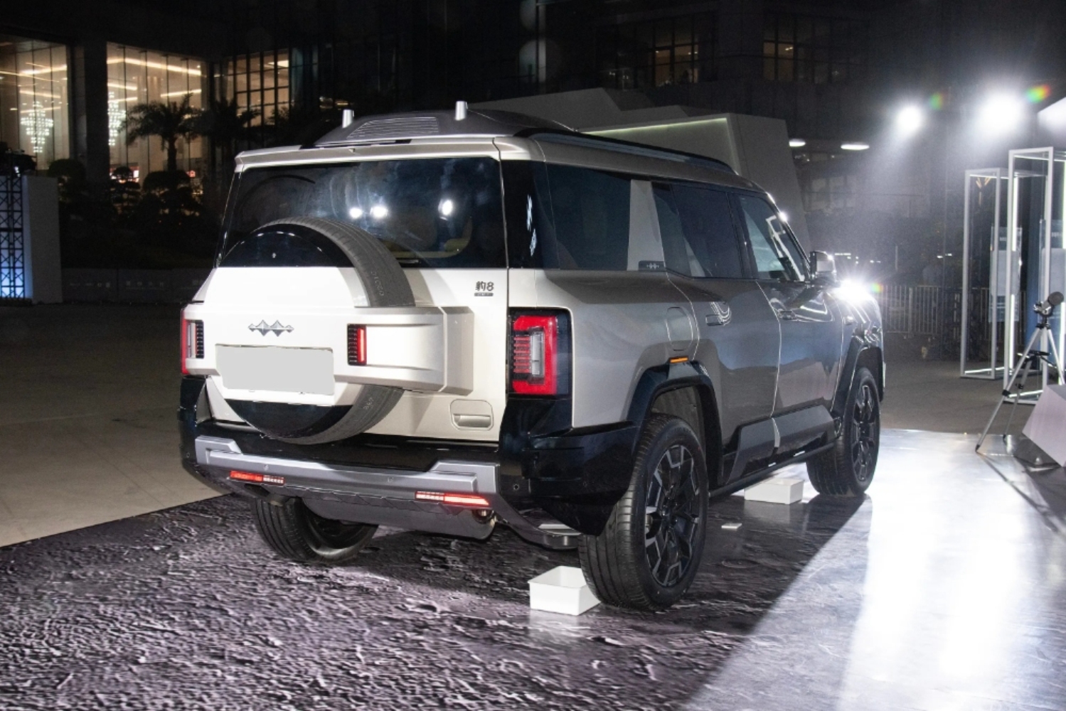 صور بي واي دي ليوبارد 8 2025.. SUV المستقبل بتصميم وأداء مذهلين صور بي واي دي ليوبارد 8 2025 14