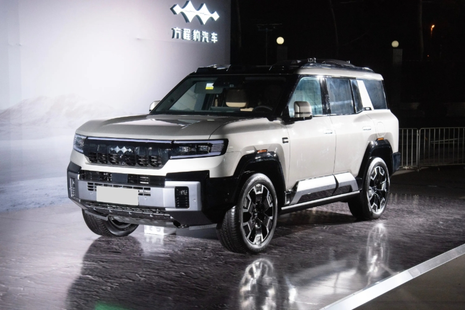 صور بي واي دي ليوبارد 8 2025.. SUV المستقبل بتصميم وأداء مذهلين صور بي واي دي ليوبارد 8 2025 15