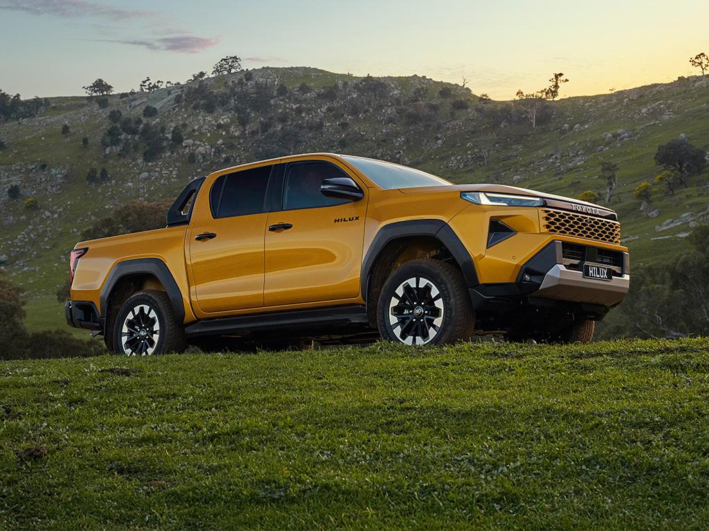 2025-11-2026toyotahiluxsr5exteriordrivings011704