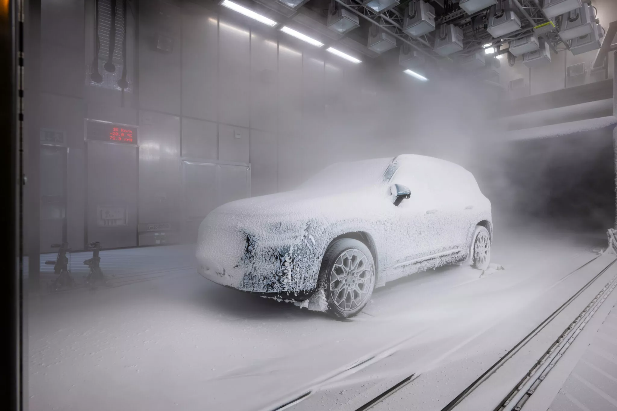 مرسيدس تشوق للجيل الجديد كلياً من GLB قبل أسابيع من التدشين مرسيدس تشوق للجيل الجديد كلياً من GLB قبل أسابيع من التدشين 4