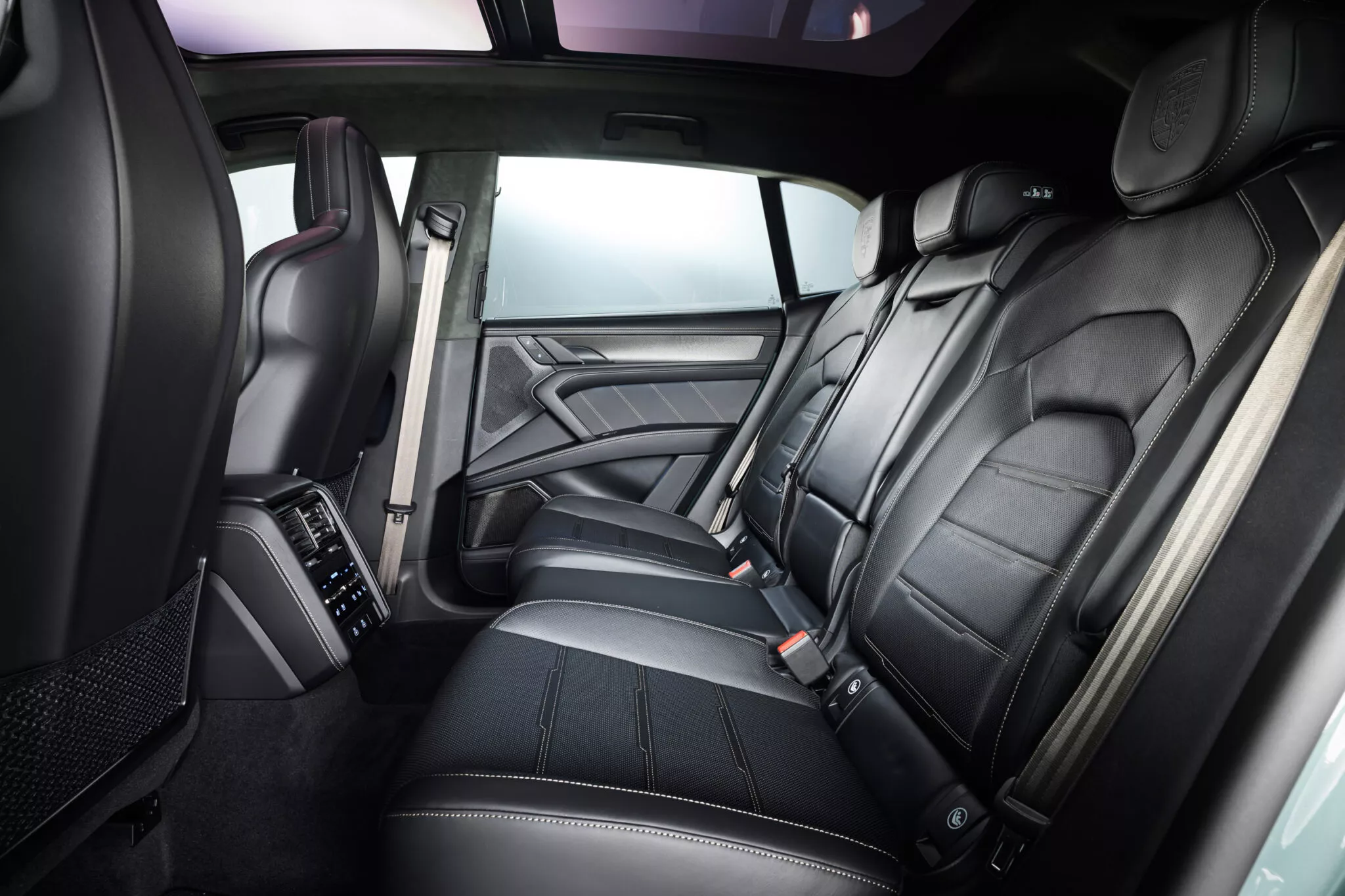 بورش كايين الكهربائية 2026 هي أقوى سيارة إنتاجية في تاريخ العلامة 12