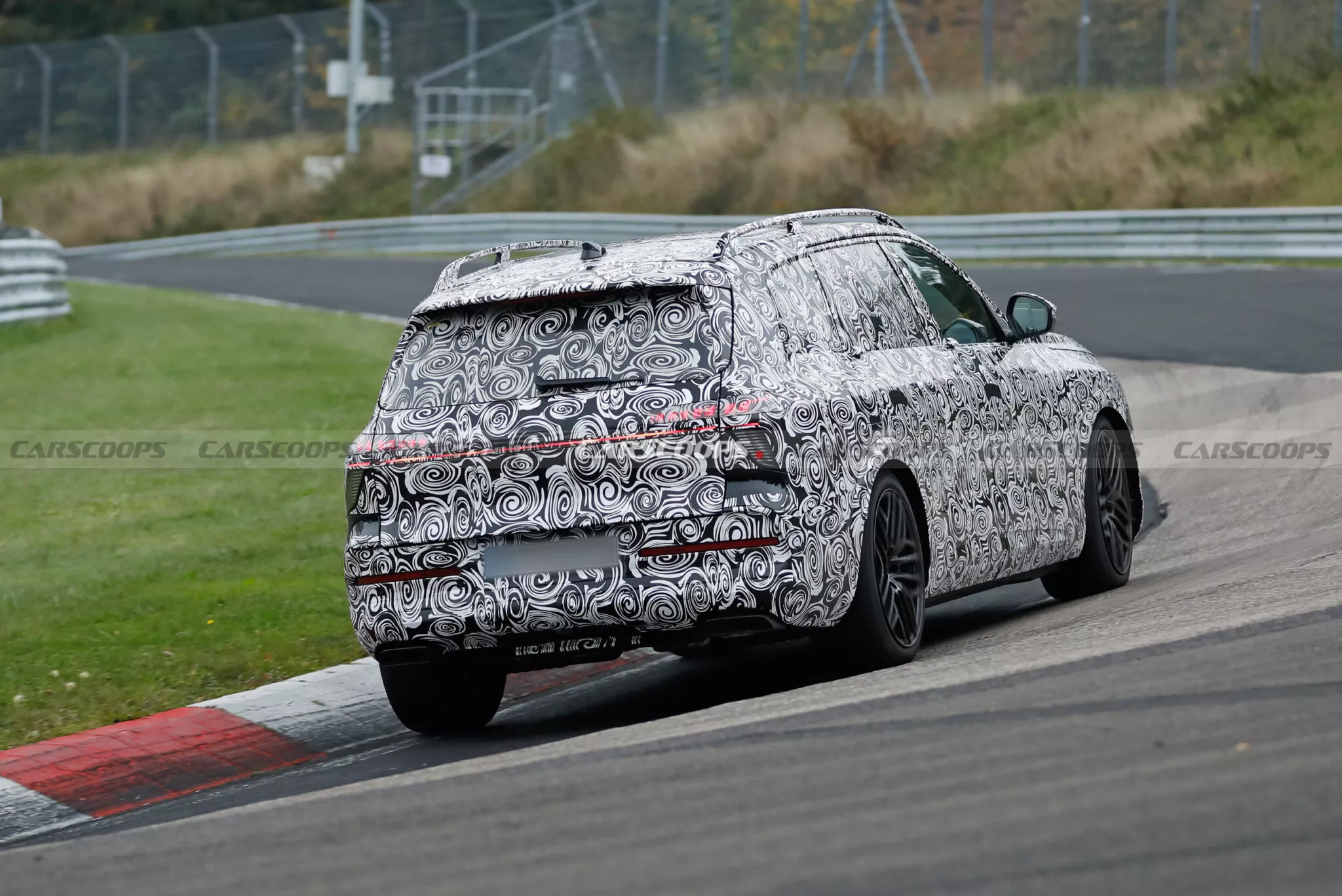 اودي تستعد لمنافسة مايباخ بسيارة Q9 Horch الأفخم في تاريخها اودي تستعد لمنافسة مايباخ بسيارة Q9 Horch الأفخم في تاريخها 9