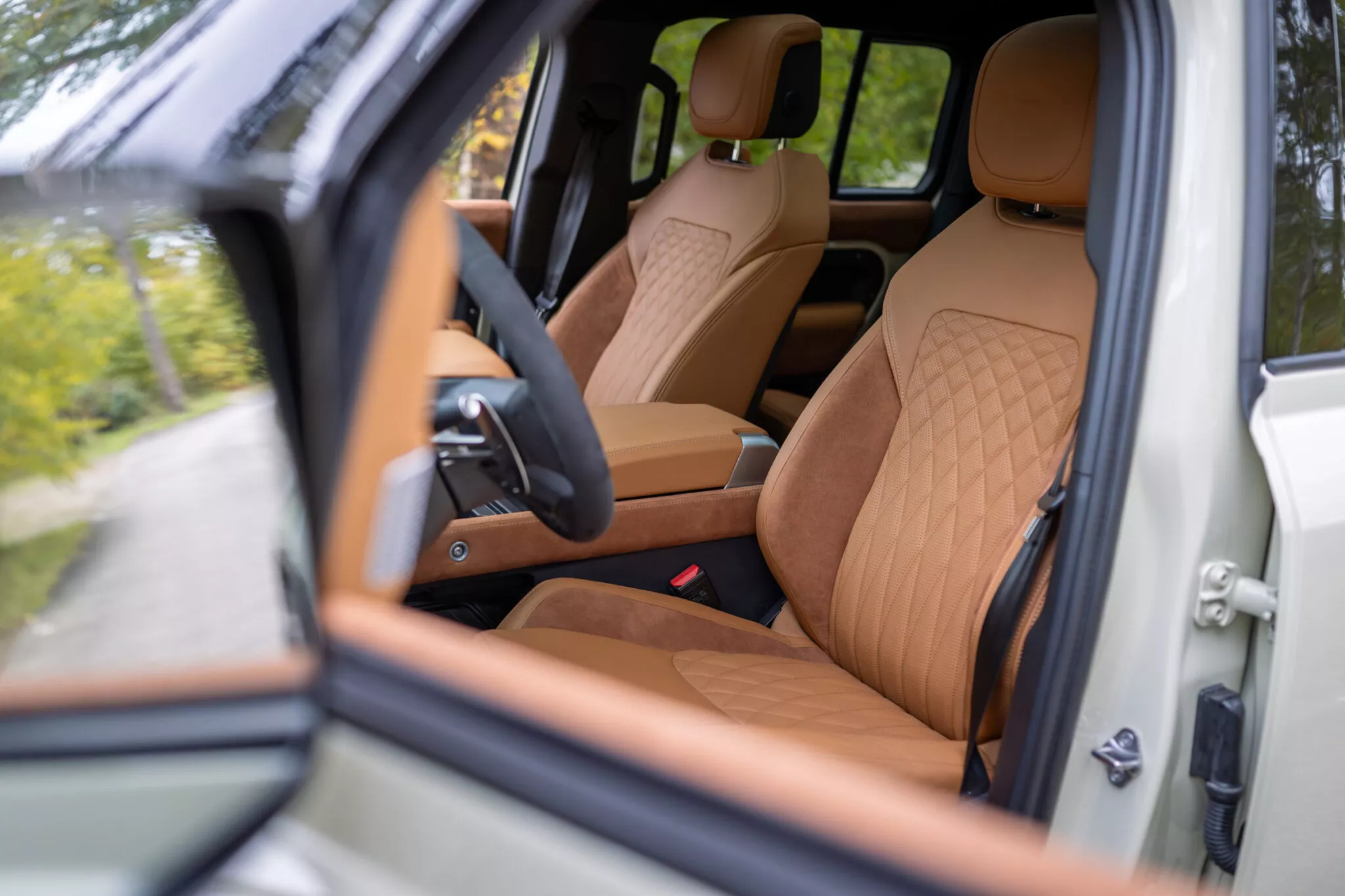 لاندروفر ديفندر تحصل على أول نسخة بيك أب عصرية والكشف عن السعر لاندروفر ديفندر تحصل على أول نسخة بيك أب عصرية والكشف عن السعر 7