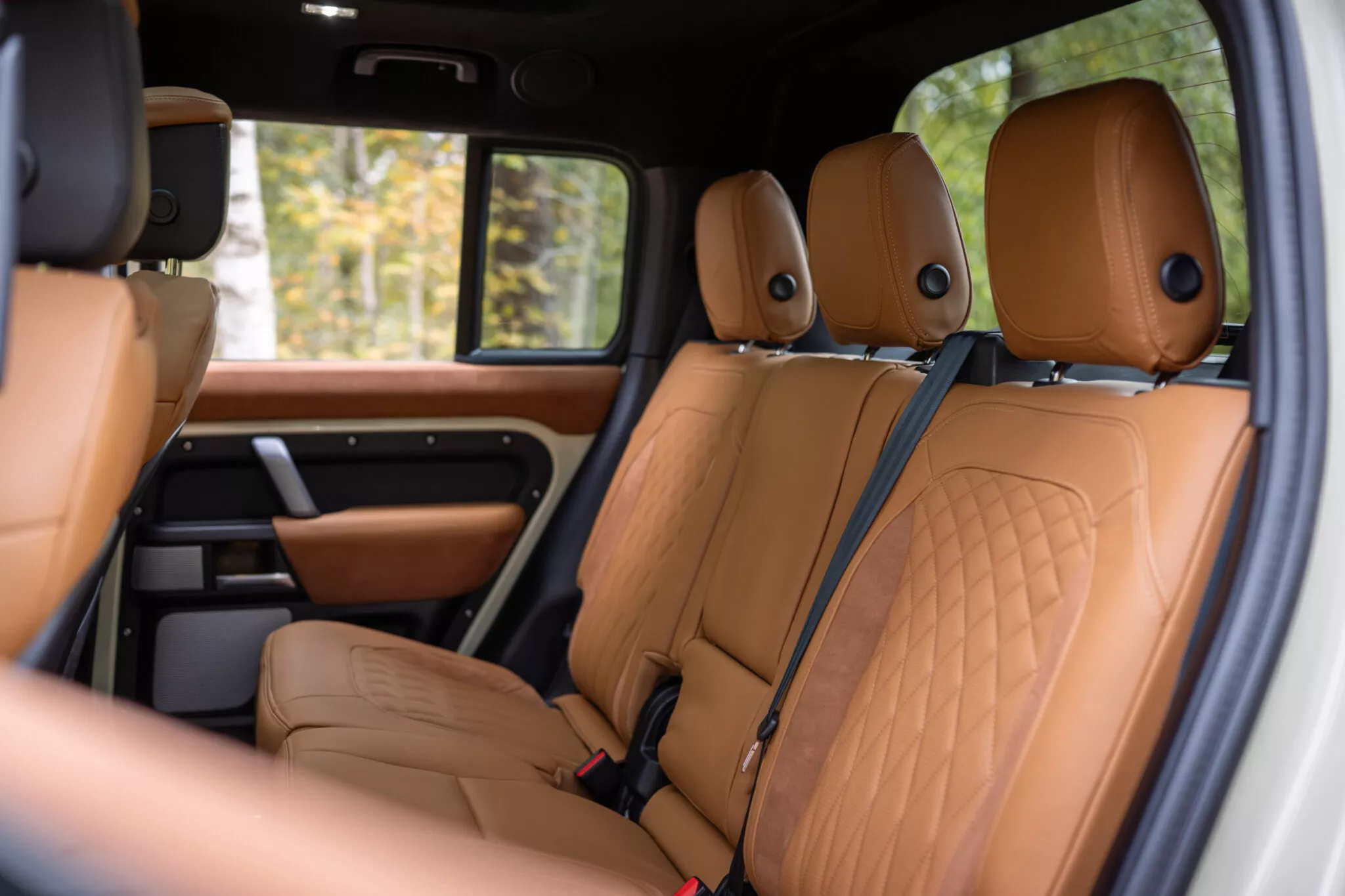 لاندروفر ديفندر تحصل على أول نسخة بيك أب عصرية والكشف عن السعر لاندروفر ديفندر تحصل على أول نسخة بيك أب عصرية والكشف عن السعر 8