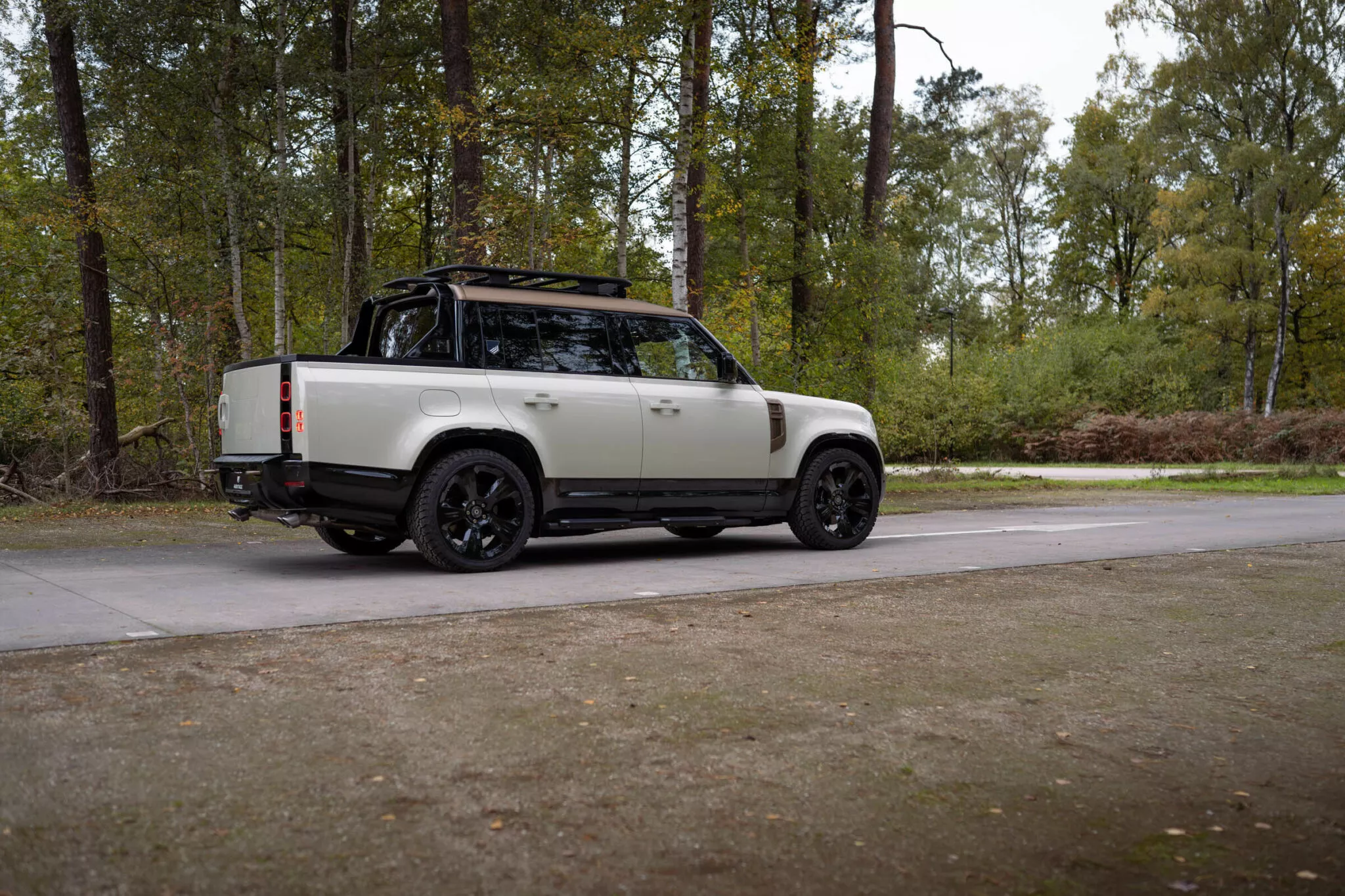 لاندروفر ديفندر تحصل على أول نسخة بيك أب عصرية والكشف عن السعر لاندروفر ديفندر تحصل على أول نسخة بيك أب عصرية والكشف عن السعر 11