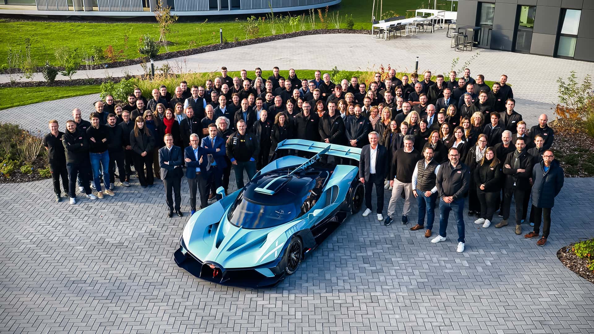 بوجاتي تودع موديل بولايد بمحرك W16 الأسطوري وتسلم آخر نسخة للعميل بسعر 17.4 مليون ريال 2