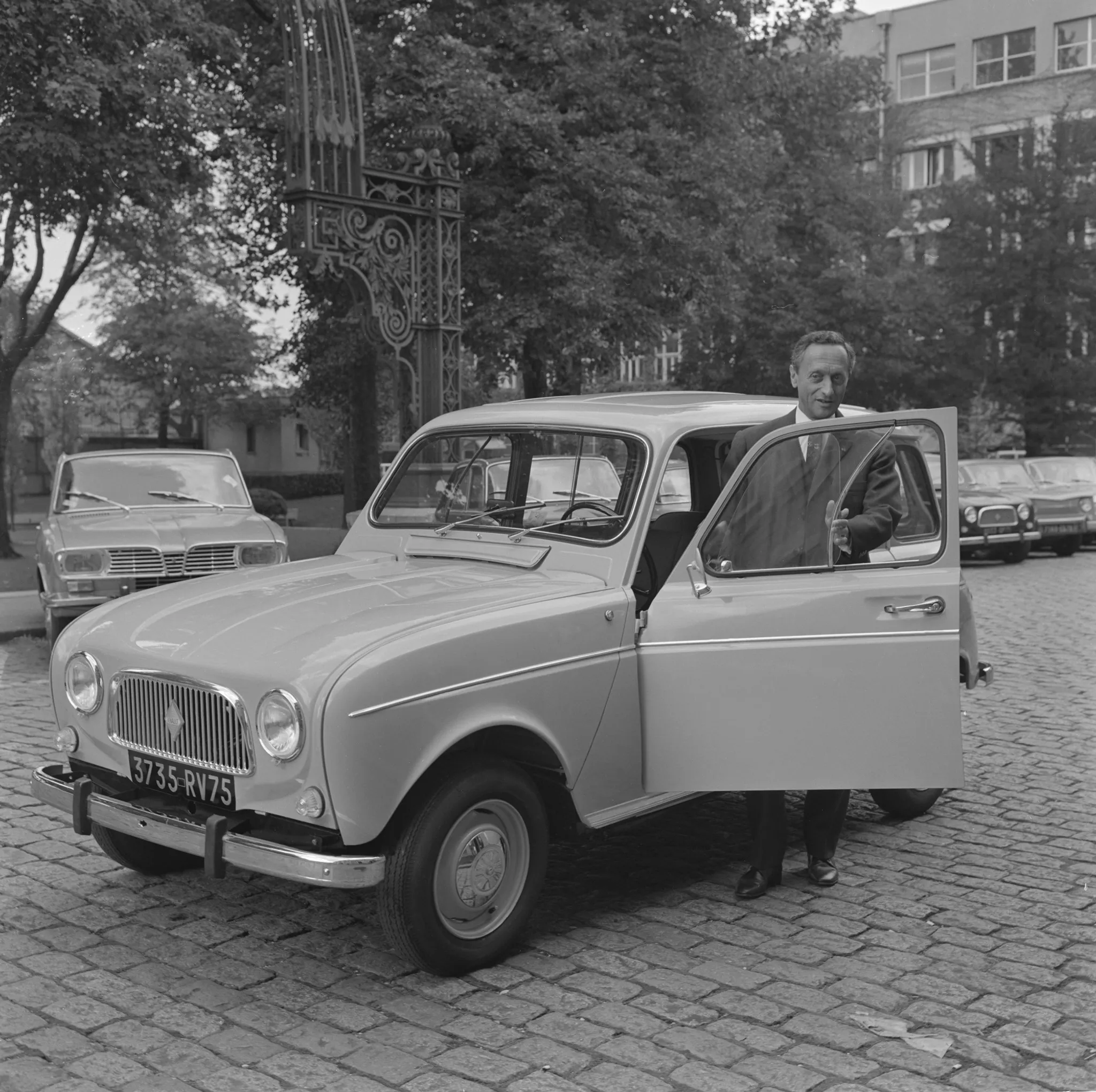 كيف غيرت رينو شكل السيارات.. من «رينو 16» إلى بطاقة الدخول الذكي