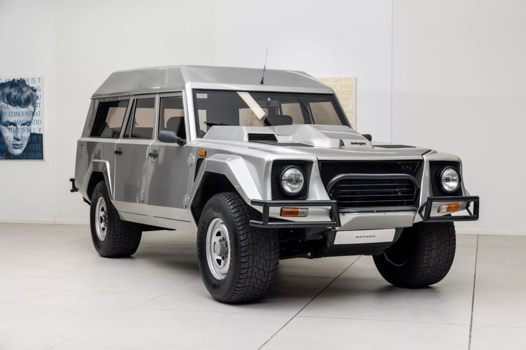 سيارة لامبورجيني LM002 المعدلة لسلطان بروناي معروضة للبيع في مزاد