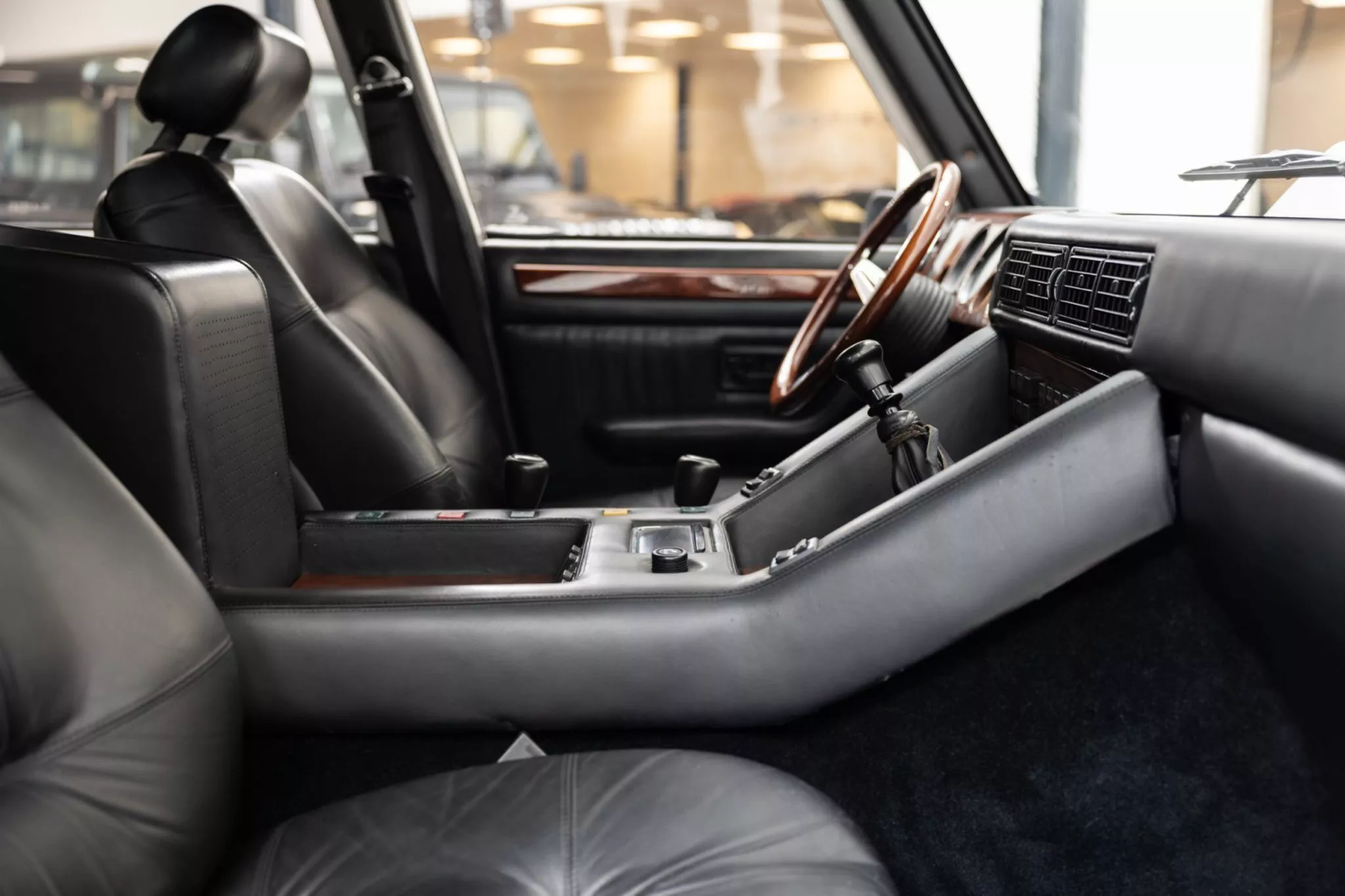 سيارة لامبورجيني LM002 المعدلة لسلطان بروناي معروضة للبيع في مزاد سيارة لامبورجيني LM002 المعدلة لسلطان بروناي معروضة للبيع في مزاد 19