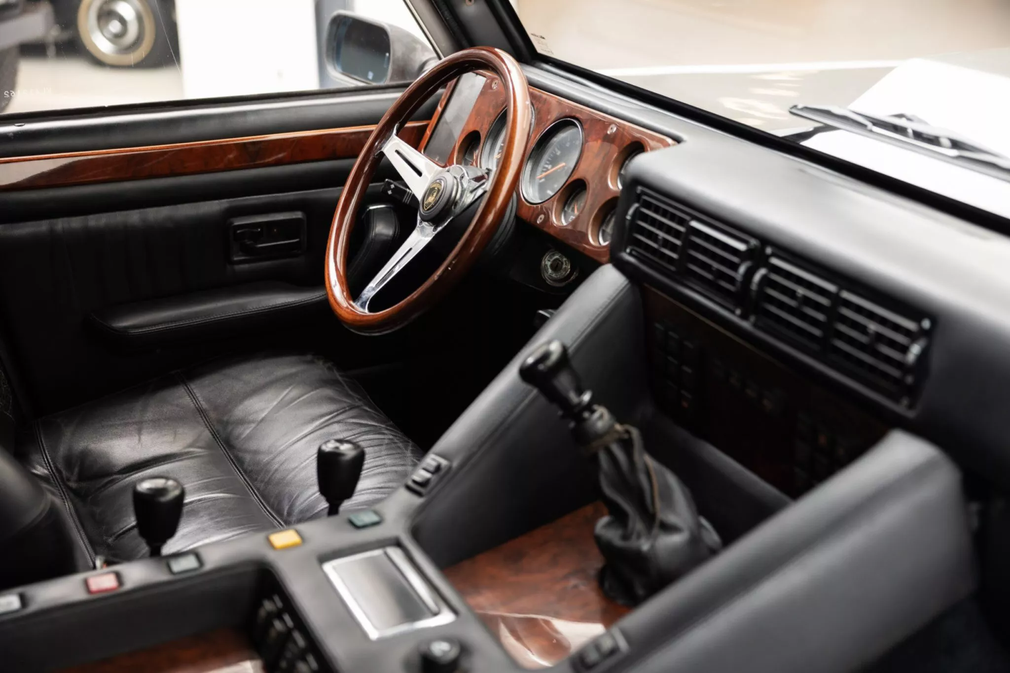 سيارة لامبورجيني LM002 المعدلة لسلطان بروناي معروضة للبيع في مزاد سيارة لامبورجيني LM002 المعدلة لسلطان بروناي معروضة للبيع في مزاد 20