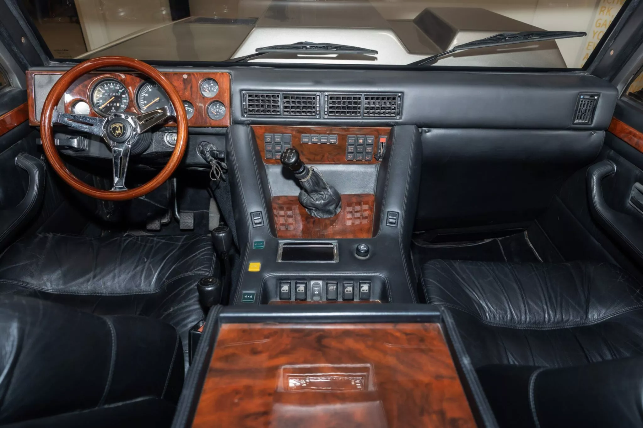 سيارة لامبورجيني LM002 المعدلة لسلطان بروناي معروضة للبيع في مزاد سيارة لامبورجيني LM002 المعدلة لسلطان بروناي معروضة للبيع في مزاد 24