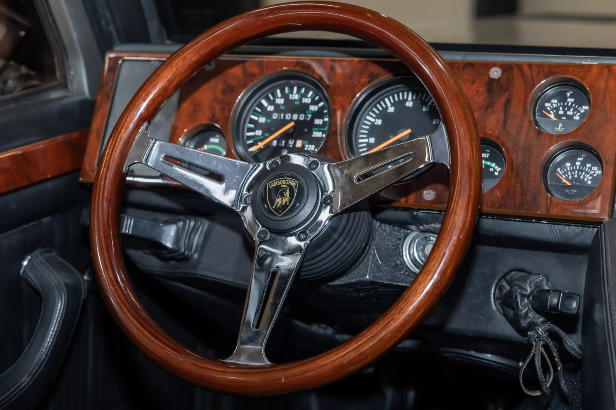 سيارة لامبورجيني LM002 المعدلة لسلطان بروناي معروضة للبيع في مزاد سيارة لامبورجيني LM002 المعدلة لسلطان بروناي معروضة للبيع في مزاد 25