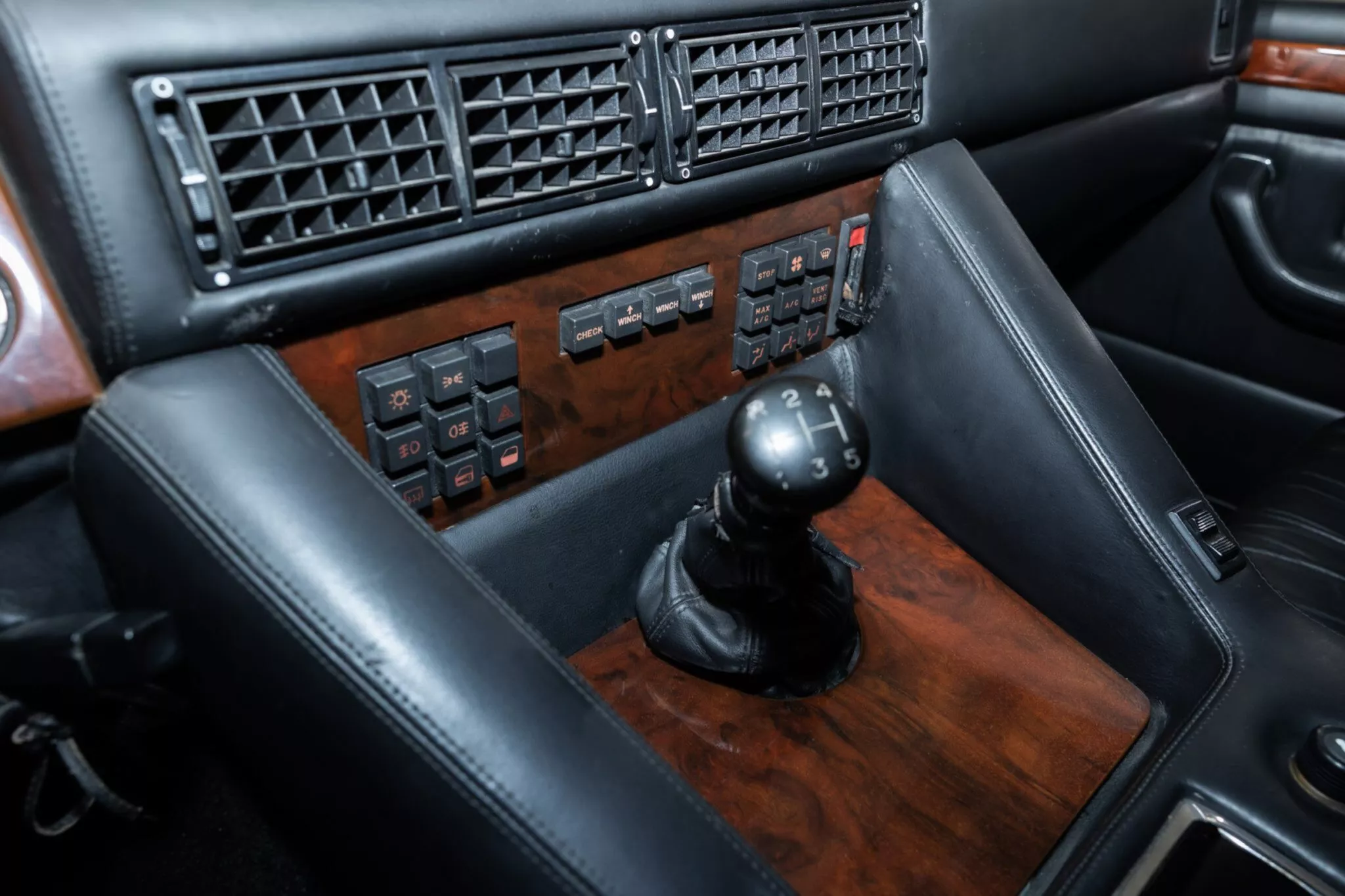 سيارة لامبورجيني LM002 المعدلة لسلطان بروناي معروضة للبيع في مزاد سيارة لامبورجيني LM002 المعدلة لسلطان بروناي معروضة للبيع في مزاد 27