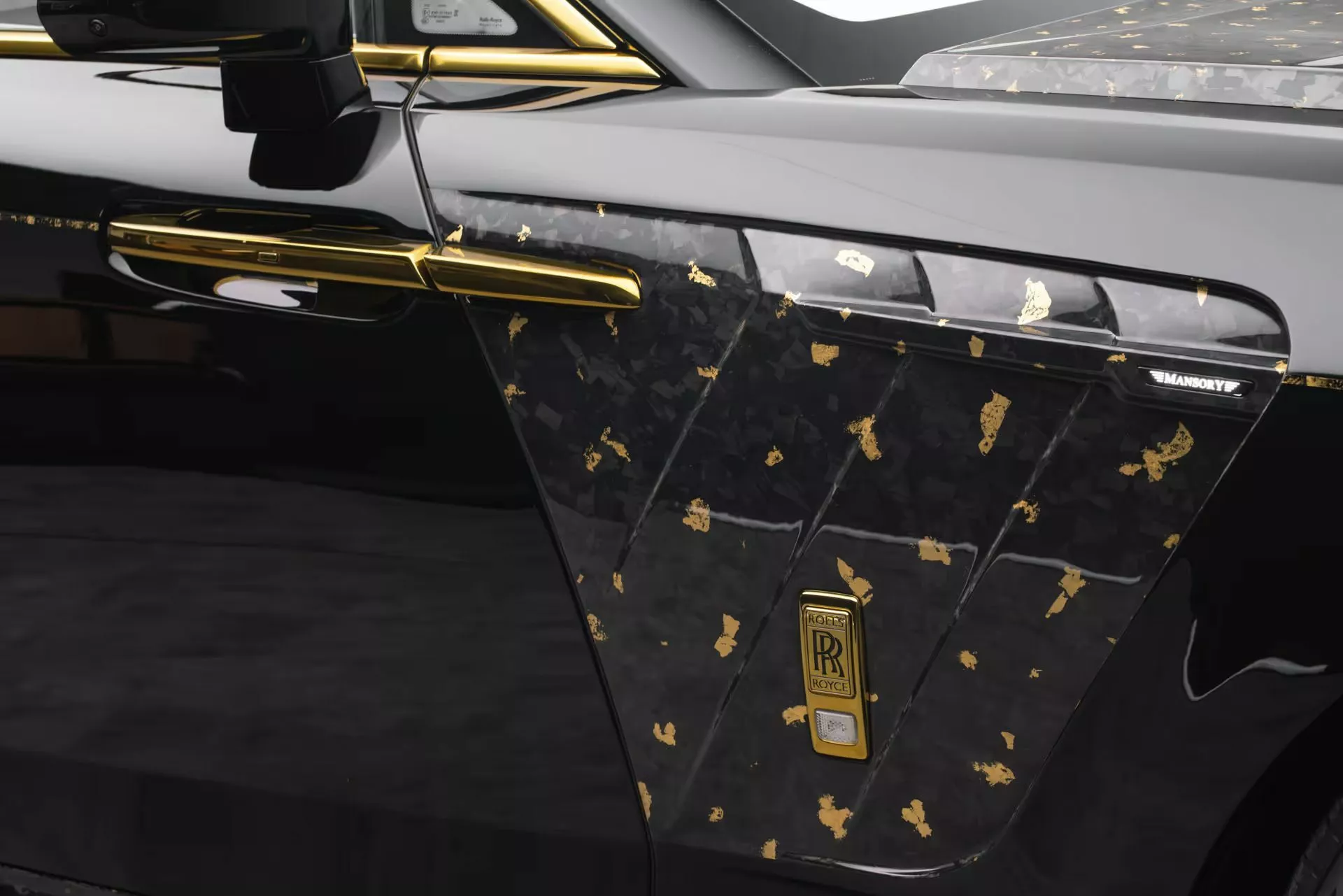 رولزرويس سبيكتر تحصل على إصدار مرصّع بالذهب من مانسوري رولزرويس سبيكتر تحصل على إصدار مرصّع بالذهب من مانسوري 9