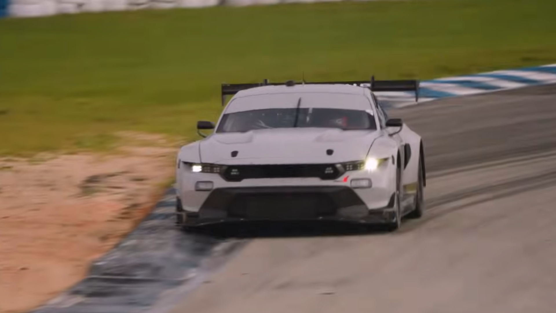 فورد موستنج تحصل على أهم نسخة سباقات لها حتى الآن باسم GT3 إيفو 2