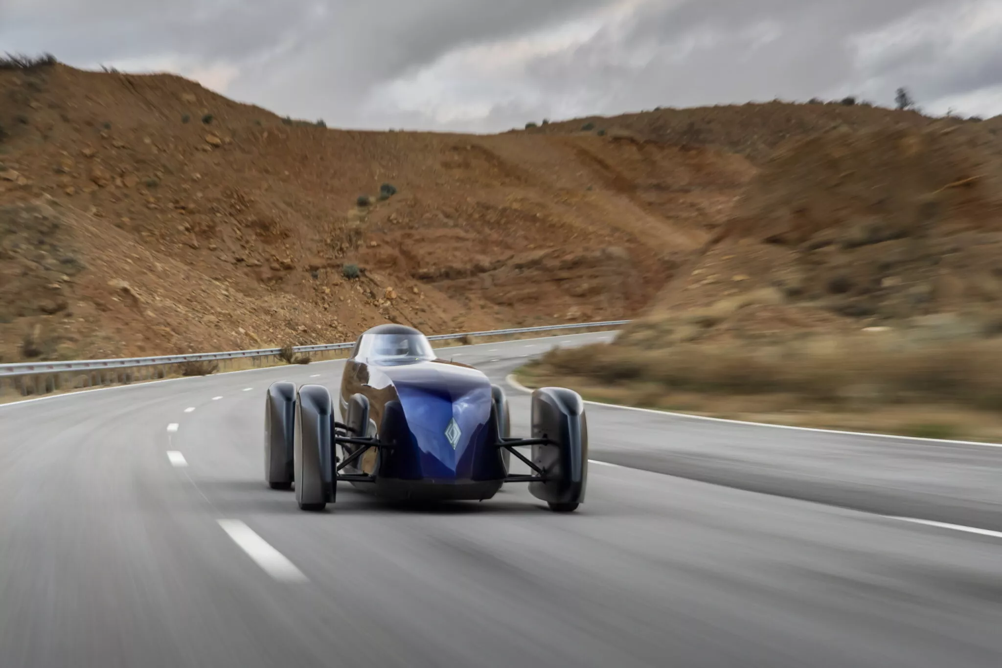 واحدة من أغرب سيارات رينو تكسر الرقم القياسي العالمي للكفاءة والانسيابية 5