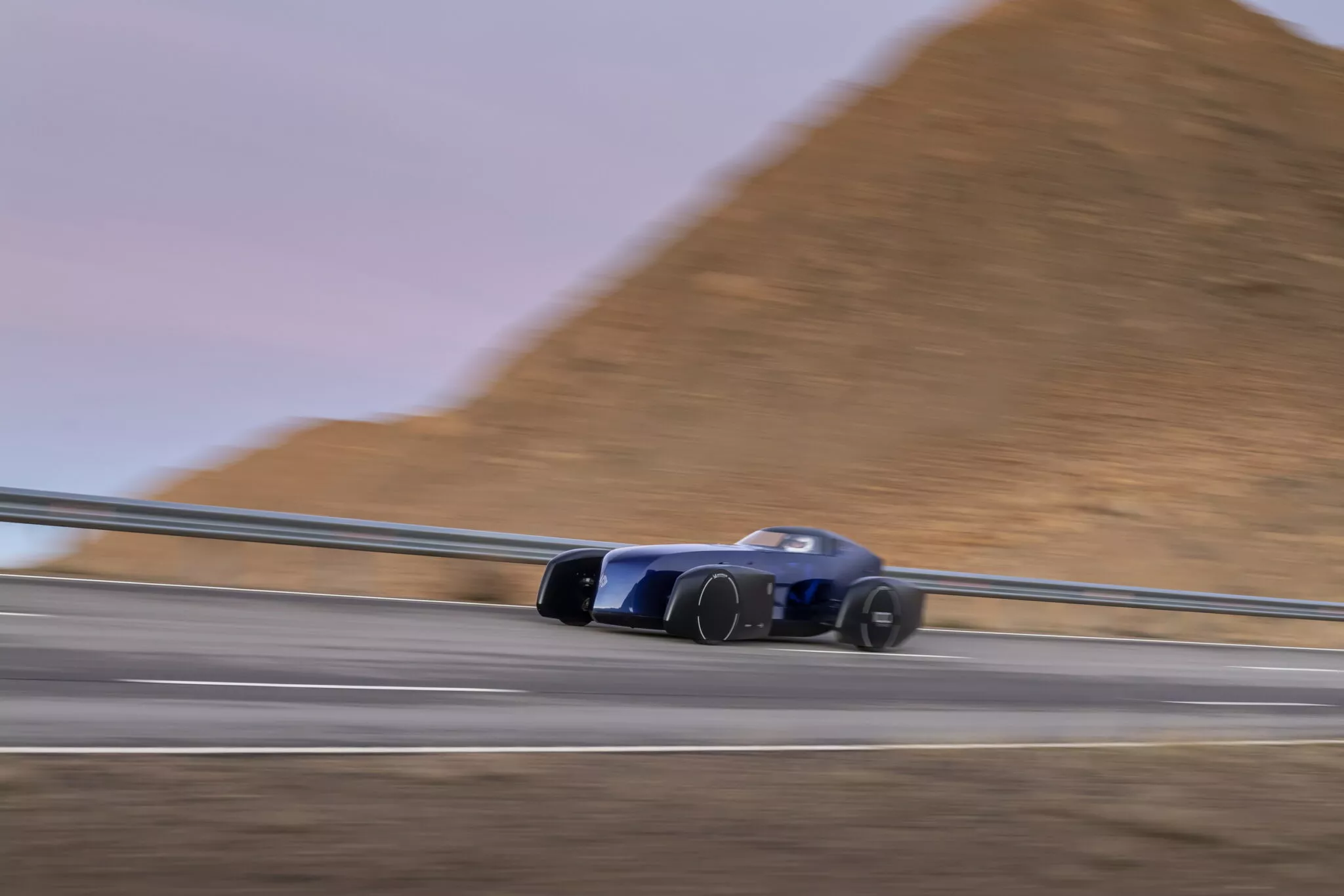 واحدة من أغرب سيارات رينو تكسر الرقم القياسي العالمي للكفاءة والانسيابية 9