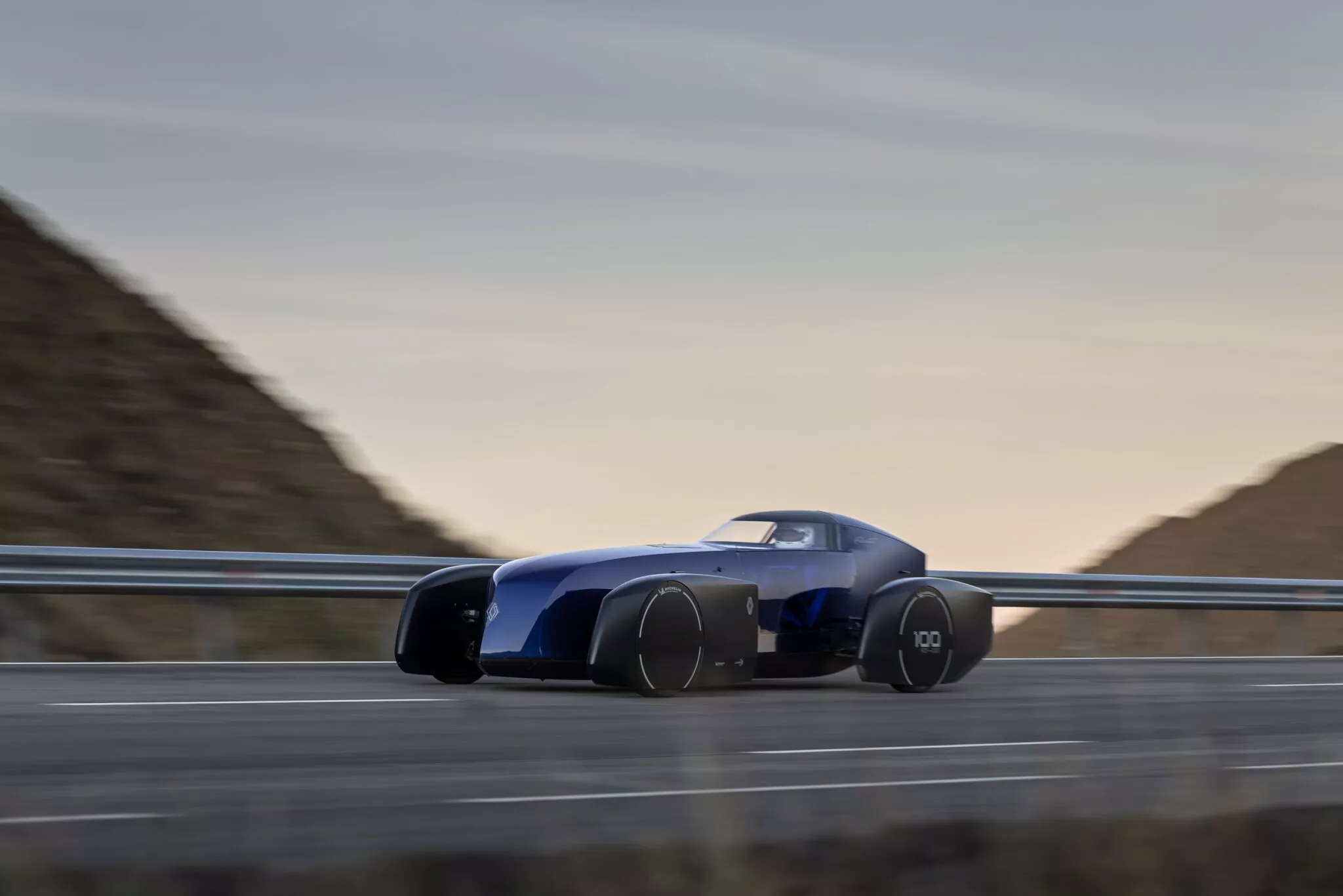 واحدة من أغرب سيارات رينو تكسر الرقم القياسي العالمي للكفاءة والانسيابية 10