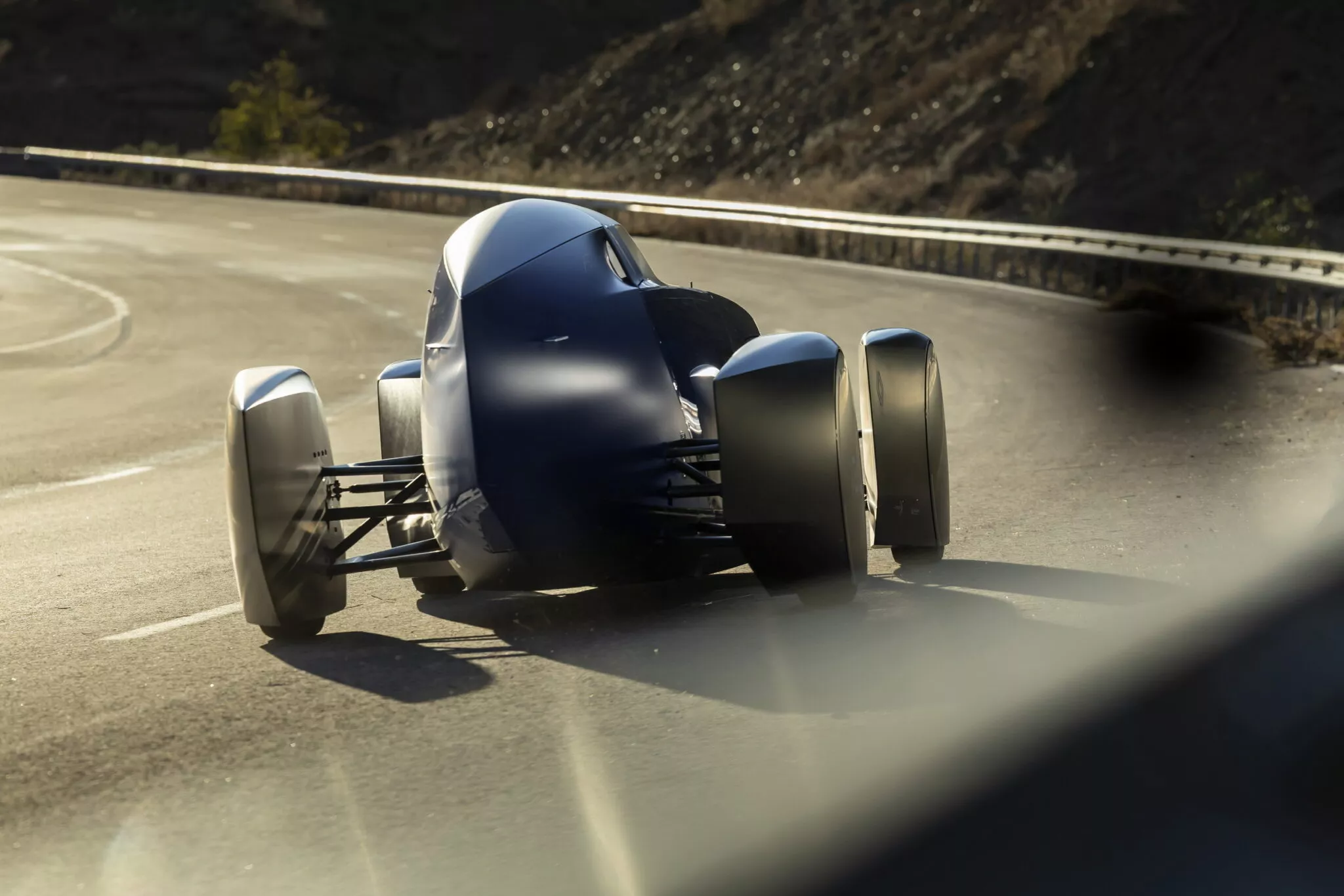 واحدة من أغرب سيارات رينو تكسر الرقم القياسي العالمي للكفاءة والانسيابية 14