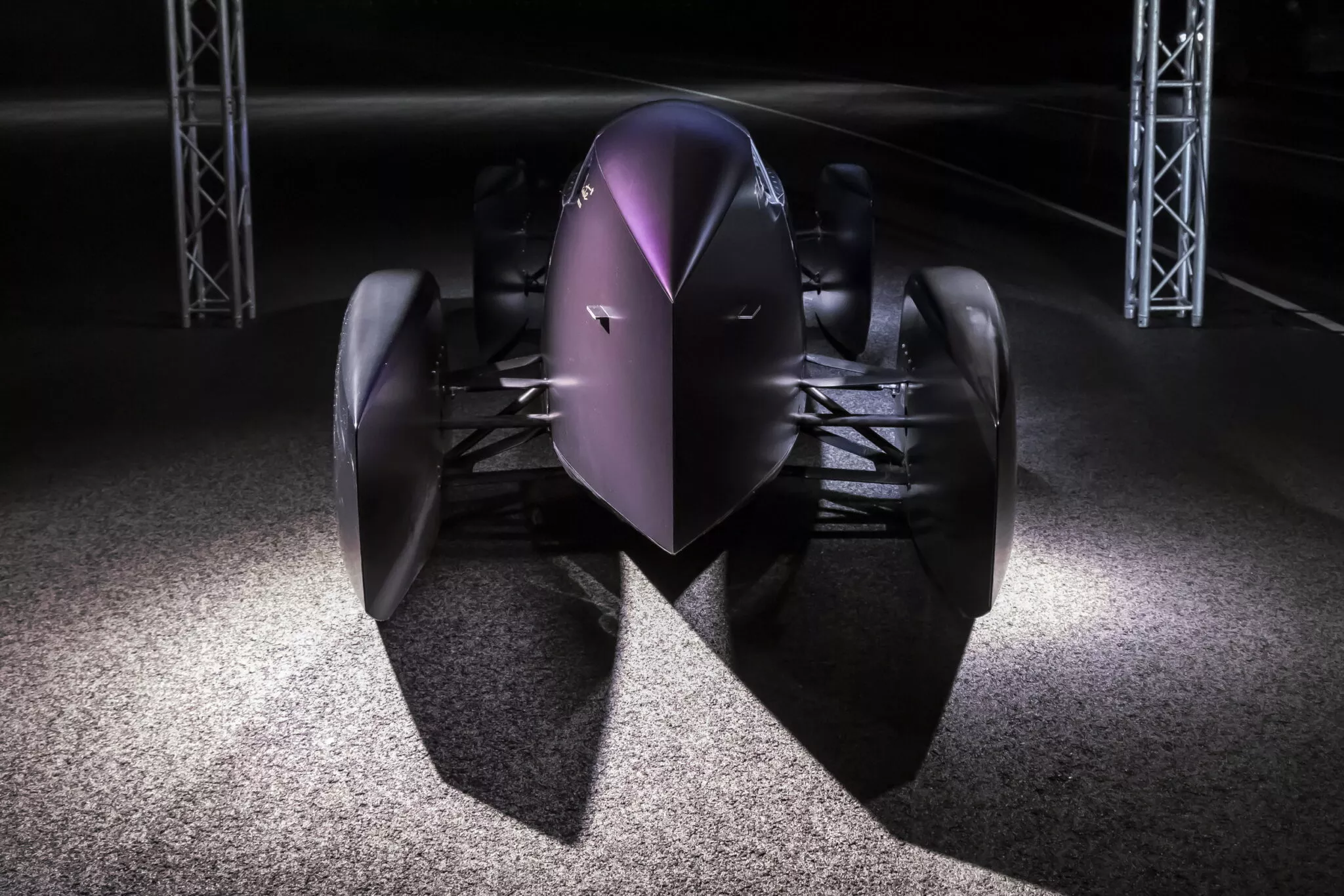 واحدة من أغرب سيارات رينو تكسر الرقم القياسي العالمي للكفاءة والانسيابية 3