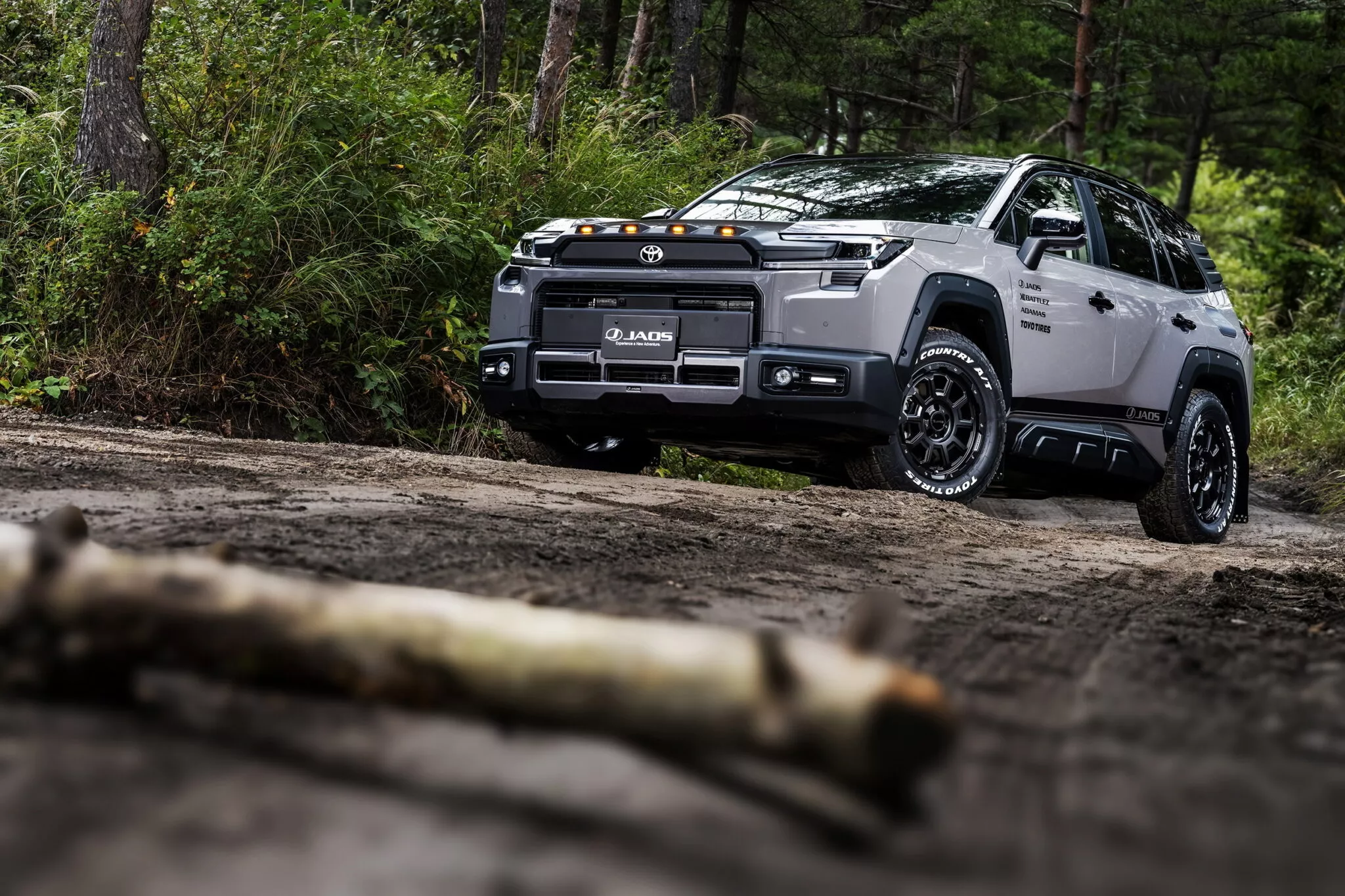 تويوتا راف فور تحصل على تعديلات أوف رود ملفتة في اليابان 4