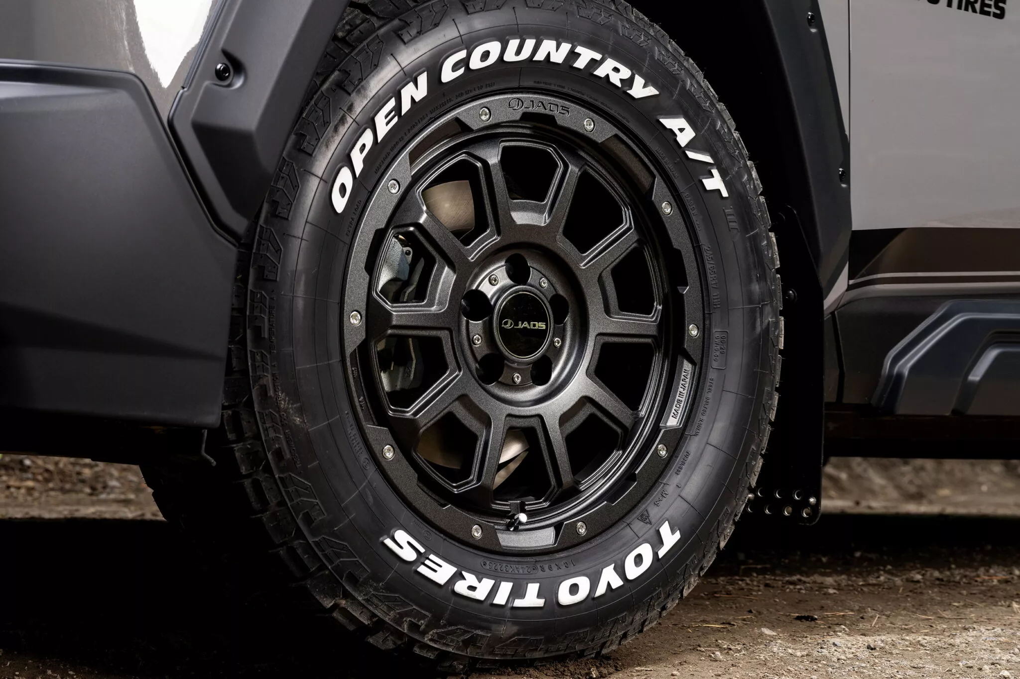 تويوتا راف فور تحصل على تعديلات أوف رود ملفتة في اليابان 13