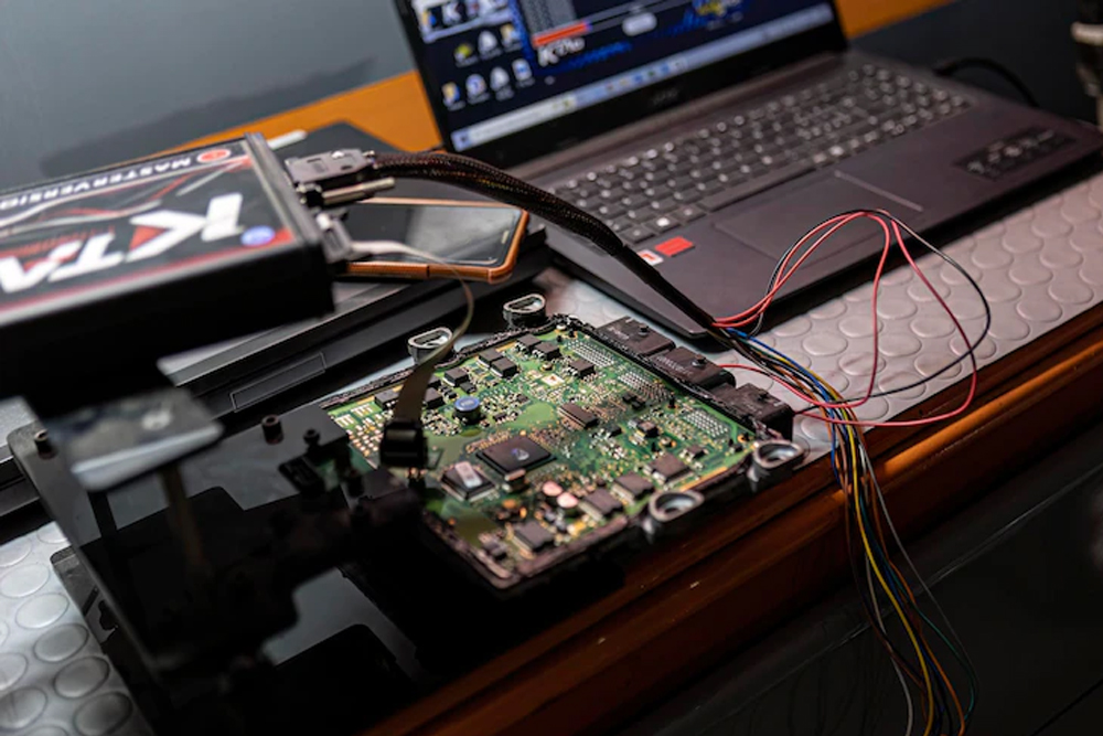 ما هو كمبيوتر السيارة (ECU)؟ وظائفه، أعطاله، وطريقة برمجته كمبيوتر السيارة