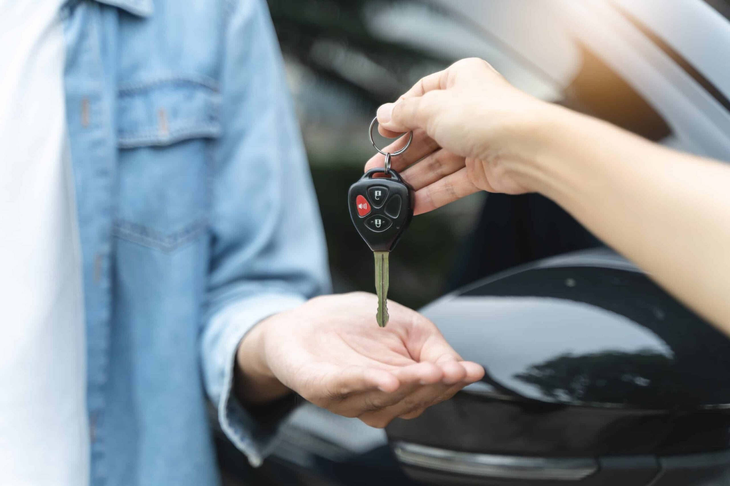 فتح السيارة والمفتاح داخلها