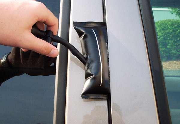 طرق فتح السيارة والمفتاح داخلها: 5 حلول عملية بدون كسر الزجاج 2