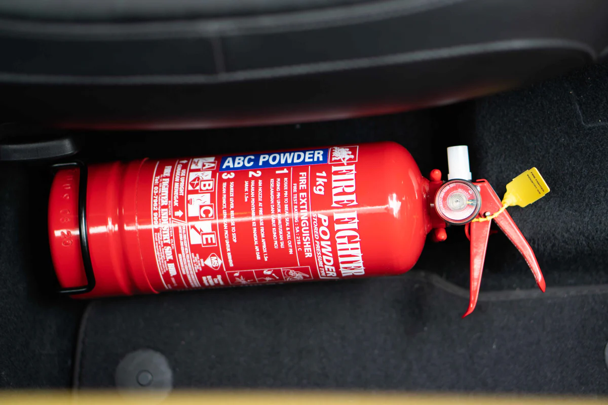 معدات السلامة في السيارة: قائمة ضرورية لكل سائق معدات السلامة في السيارة