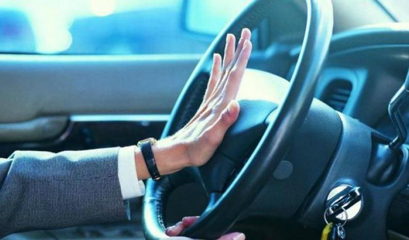 منبه السيارة ليس للضجة.. غرامة 300 ريال تنتظر من يسيء استخدامه منبه السيارة