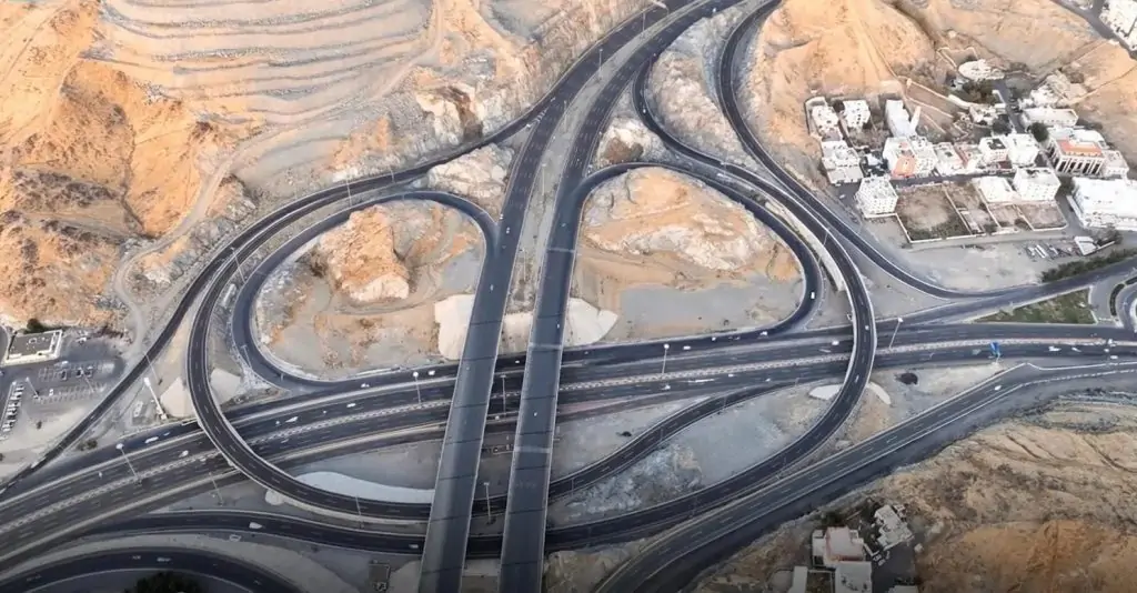 تشغيل تقاطع الدائري الرابع مع طريق السيل بمكة..خطوة استراتيجية لتعزيز الحركة المرورية
