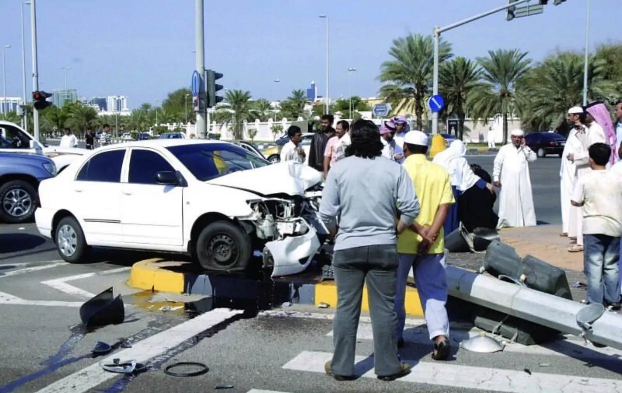 التجمهر في موقع الحادث مخالفة مرورية.. غرامتها 300 ريال سعودي التجمهر في موقع الحادث مخالفة مرورية