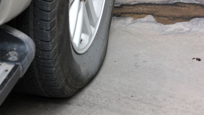 الإطارات منخفضة الضغط: لماذا لا يجب القيادة بها؟ المخاطر والأضرار الإطارات منخفضة الضغط: لماذا لا يجب القيادة بها؟ المخاطر والأضرار 1