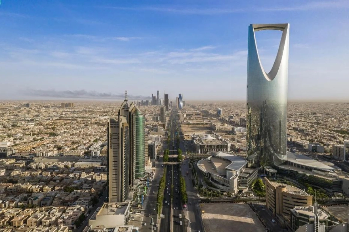 بدء أعمال صيانة طرق في حيي المنصورة والعارض بالرياض لتعزيز جودة البنية التحتية وسلامة التنقل