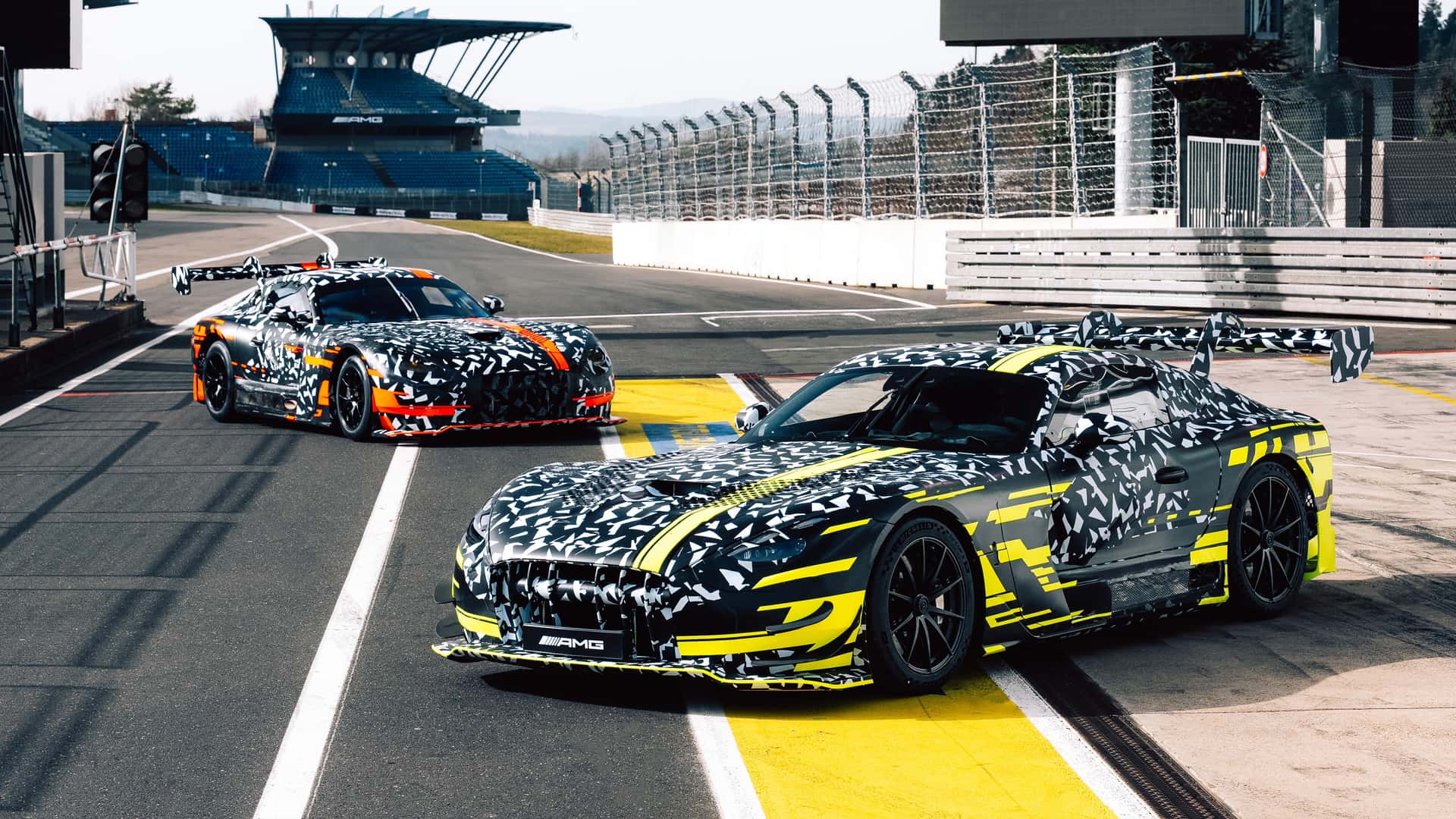 مرسيدس AMG تشوق لأجرأ وأقوى سيارة بلاك سيريز في تاريخها مع اقتراب التدشين 10