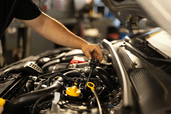 صوت طقطقة في المحرك؟ الأسباب الشائعة وطريقة التشخيص والحلول oil change
