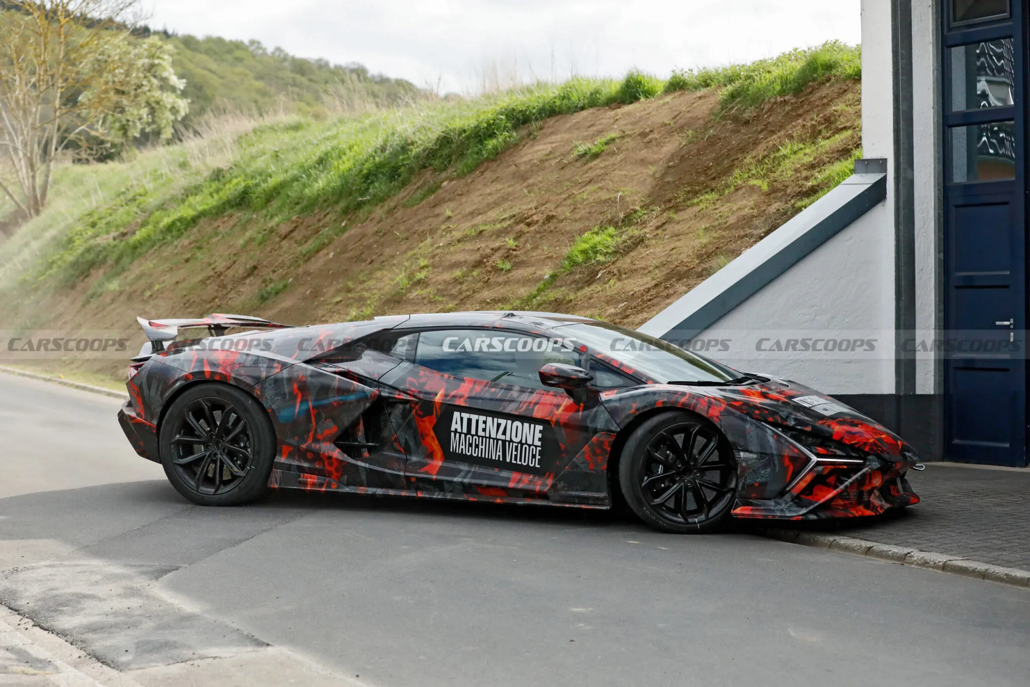لامبورجيني تختبر ريفويلتو SV، أقوى سيارة في تاريخها، لأول مرة في الطرق العامة لامبورجيني تختبر ريفويلتو SV، أقوى سيارة في تاريخها، لأول مرة في الطرق العامة 9