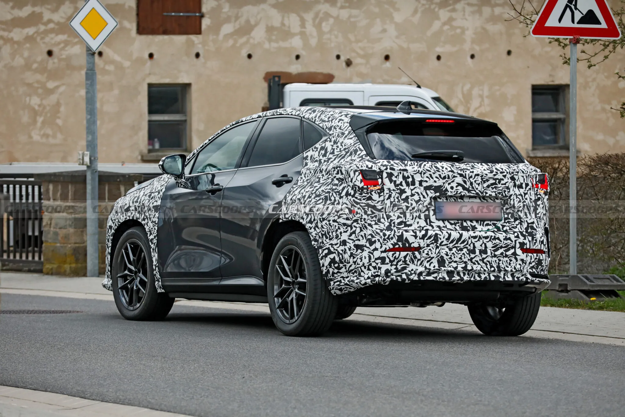 لكزس NX 2027 فيس ليفت تظهر لأول مرة أثناء اختبارها في حلبة نوربورغرينغ لكزس NX 2027 فيس ليفت تظهر لأول مرة أثناء اختبارها في حلبة نوربورغرينغ 17