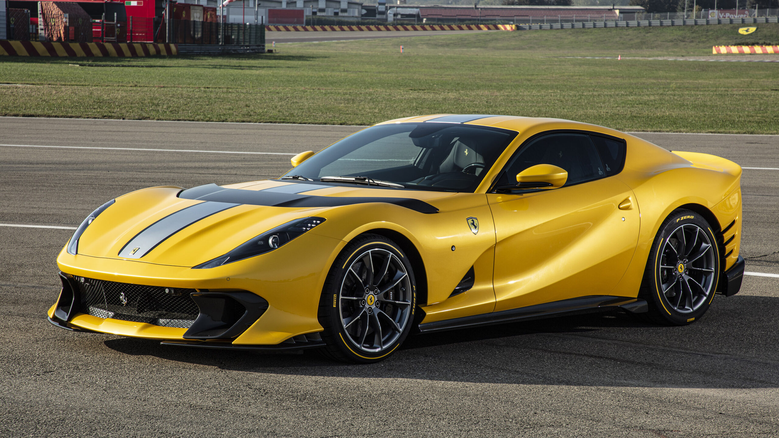 أقوى 10 سيارات إنتاجية في تاريخ فيراري.. عندما يتحول الحصان الجامح إلى آلة خارقة Ferrari 812 Competizione