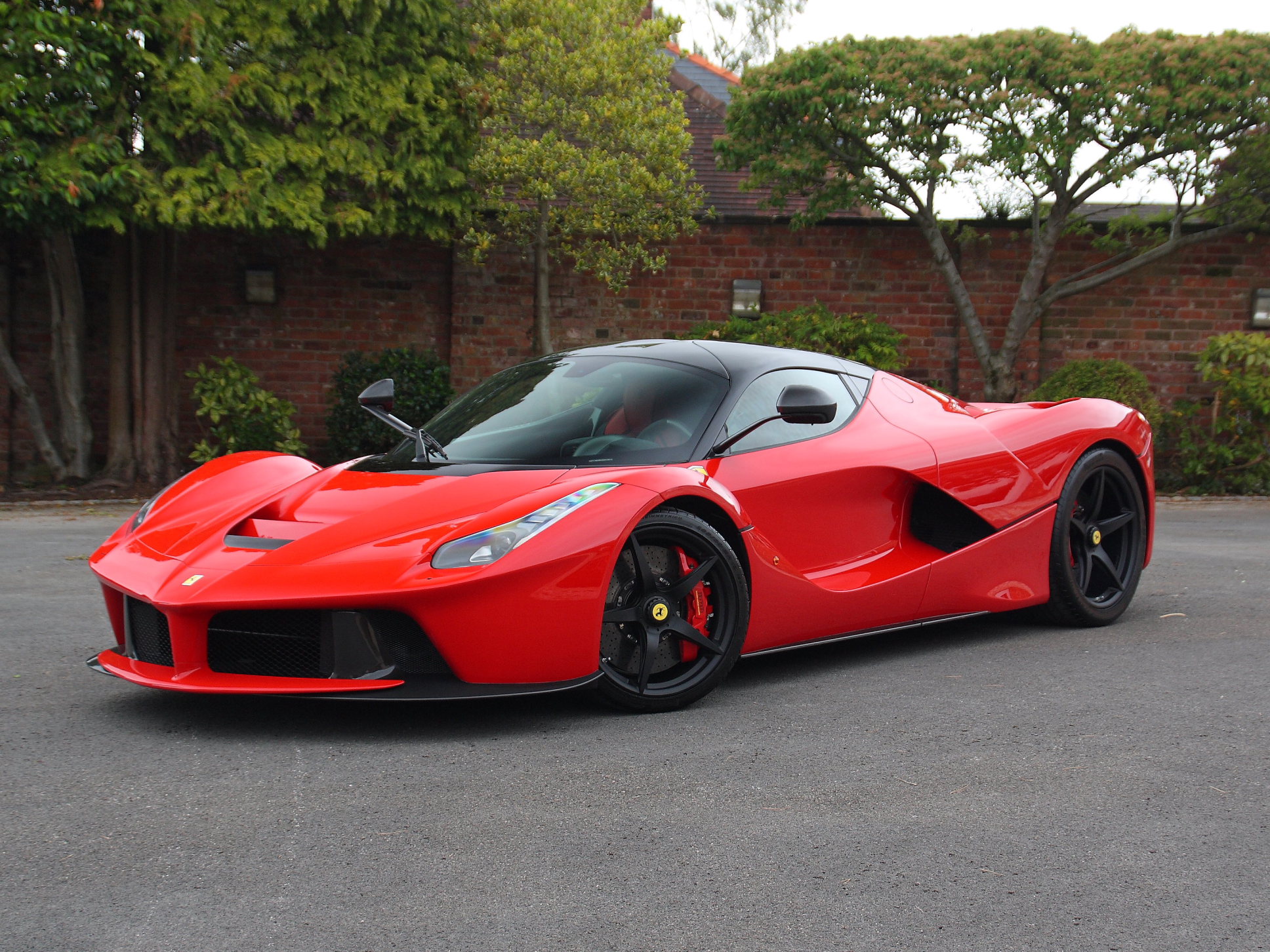أقوى 10 سيارات إنتاجية في تاريخ فيراري.. عندما يتحول الحصان الجامح إلى آلة خارقة Ferrari LaFerrari