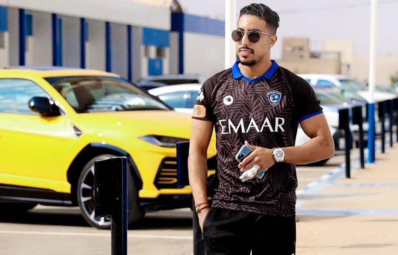 بعيدًا عن المستطيل الأخضر..منافسة بين سيارات كابتن المنتخب السعودي والأوروغواي بعيدًا عن المستطيل الأخضر..منافسة بين سيارات كابتن المنتخب السعودي والأوروغواي 3