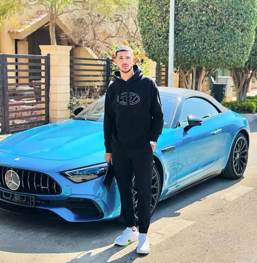 سيارات لاعبي منتخب مصر: من يفوز بصراع الفخامة داخل جراج نجوم الفراعنة؟ أحمد فتوح سيارة مرسيدس Mercedes-AMG SL