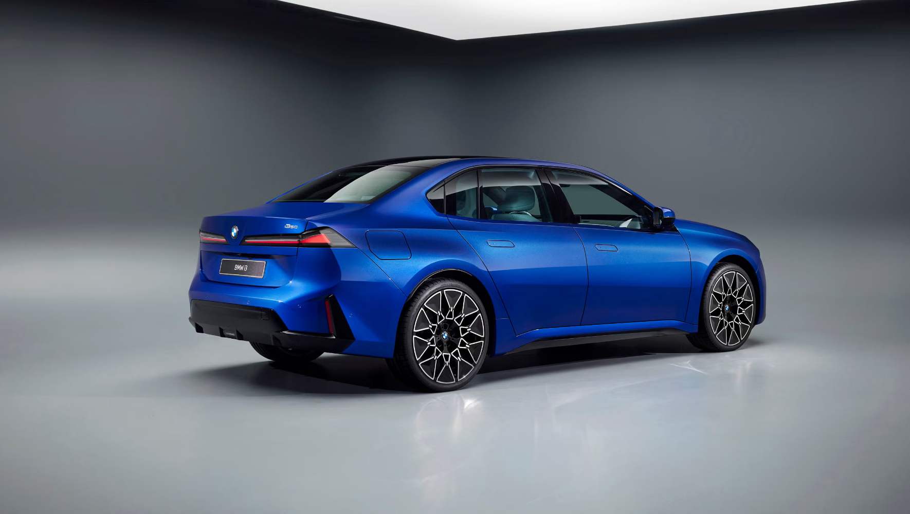 بي-ام-دابليو-i3-sedan-المربع-نت-19